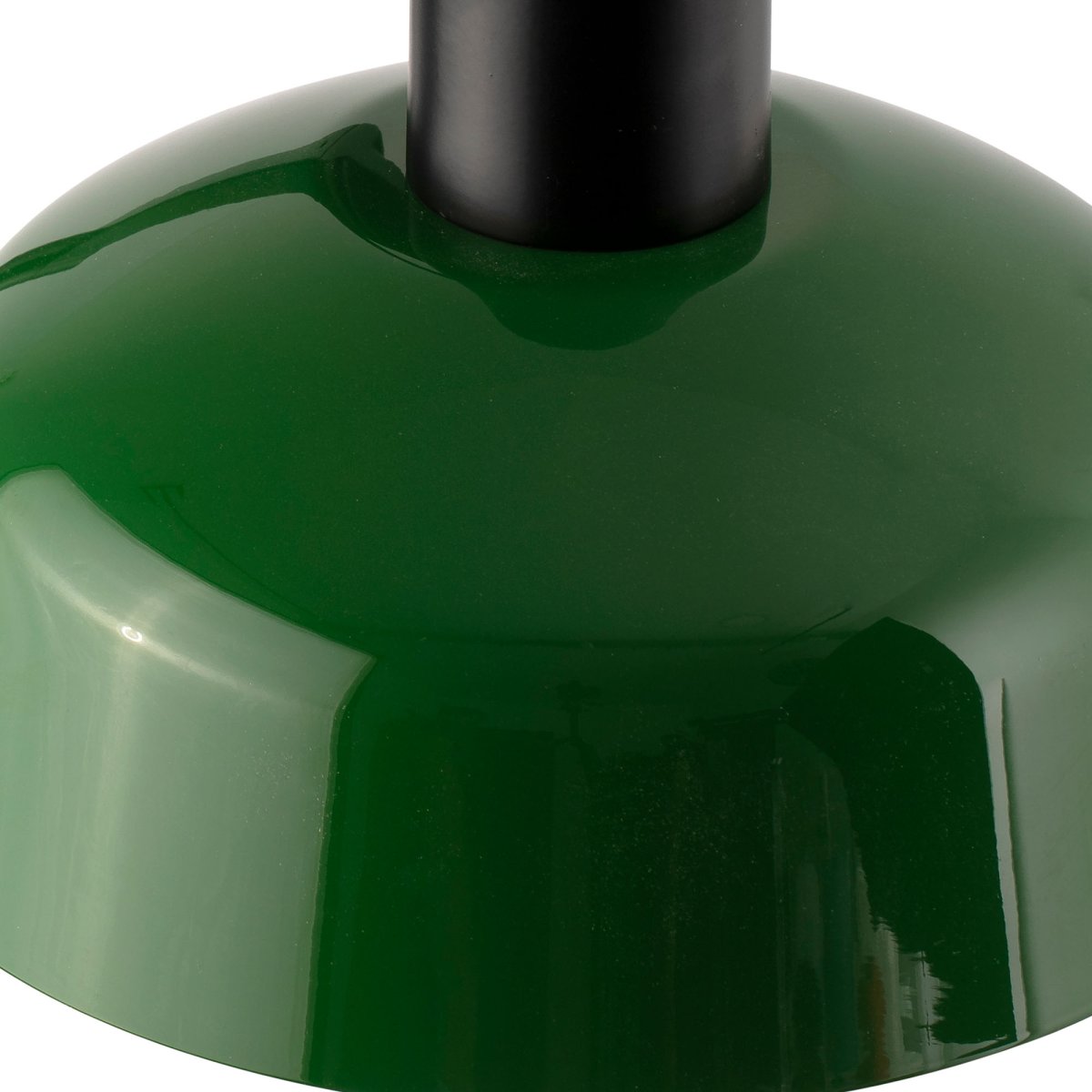 Tatawin Verde lámpara de pie De Faro Barcelona - Tatawin es una l&aacute;mpara de pie con estructura negra y pantalla met&aacute;lica verde que proporciona una luz focalizada.