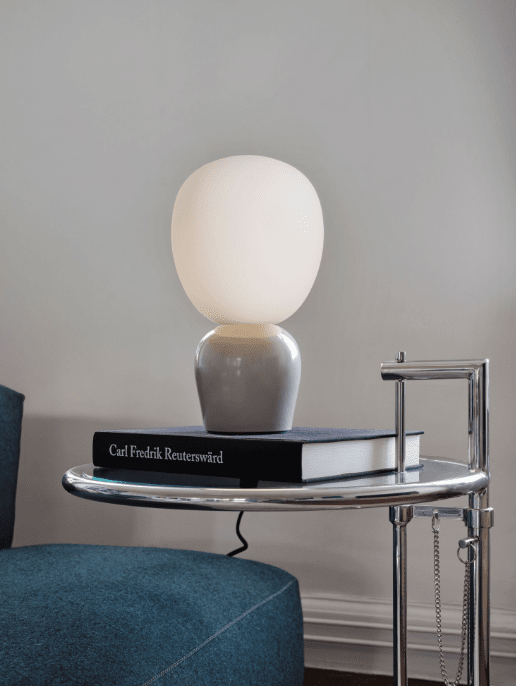 Buddy 34cm Grisáceo lámpara de mesa De Belid - Con su luz uniforme y su sofisticado dise&ntilde;o, Buddy se integra armoniosamente en cualquier hogar: una compa&ntilde;era que irradiar&aacute; luz y personalidad durante generaciones.