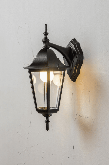 Kartano Negro lámpara de exterior De Airam - La l&aacute;mpara de pared Kartano Down se adapta a un entorno de casa peque&ntilde;a tradicional.
