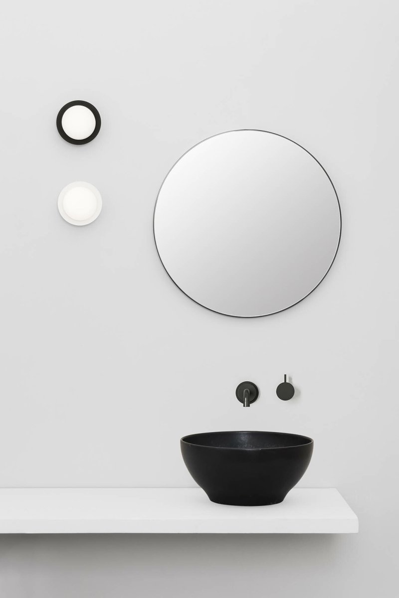 May Ø12 Blanco lámpara de baño De Faro Barcelona - Con su acabado blanco, distribuci&oacute;n de luz c&aacute;lida y grado de protecci&oacute;n IP44, se integra a la perfecci&oacute;n en salones y ba&ntilde;os.