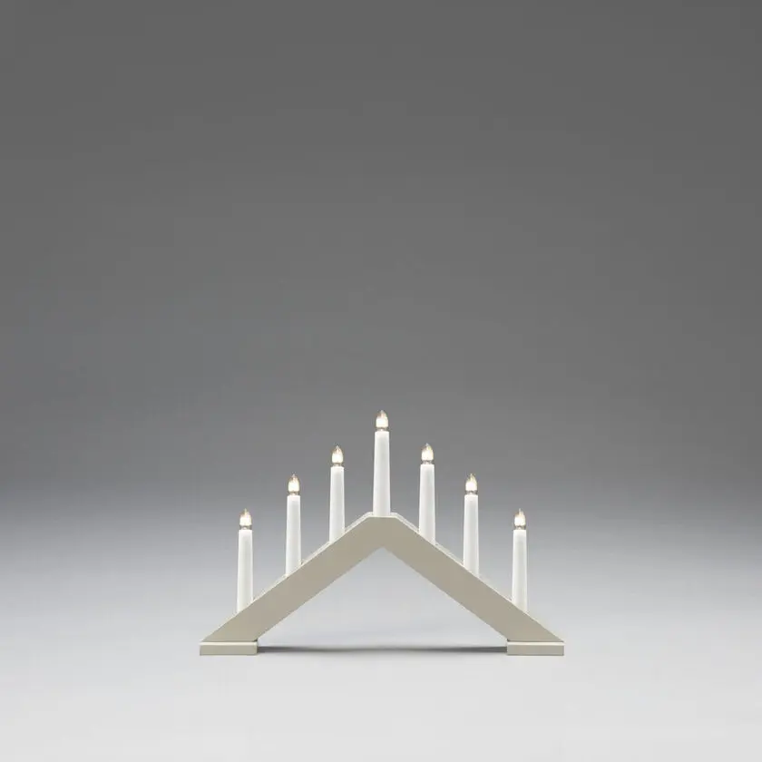 Candelabra 7 Lights Beige mate De Konstsmide - Dale a tu hogar un ambiente navide&ntilde;o atemporal y con estilo con este elegante portavelas de Adviento de madera.