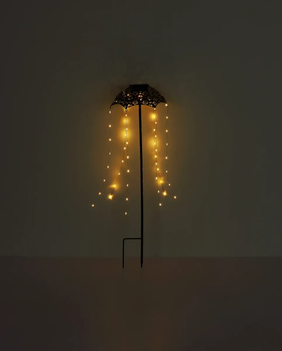 Umbrella Negro lámpara solar De Globo Lighting - Skapa en magisk st&auml;mning i tr&auml;dg&aring;rden med Umbrella, en unik solcellsbelysning med vackert utskuret m&ouml;nster och h&auml;ngande ljusslingor.