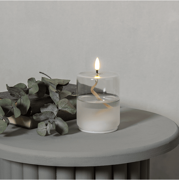 Farol Flamme Float Transparente De Star Trading - Flame Float es una vela con recipiente de vidrio con cera transparente en su interior, dando la sensaci&oacute;n de una vela de aceite con la mecha flotando.