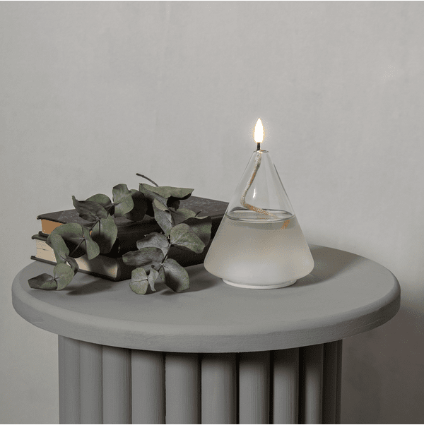 Farol Flamme Float Transparente De Star Trading - Flame Float es una vela con un recipiente de vidrio cónico con cera transparente en su interior, dando la sensación de una vela de aceite con la mecha flotando.