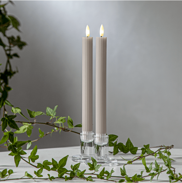 LED Vela Cónica Flamme Stripe Beige De Star Trading - Pack de 2 velas antiguas de color beige de la serie Flamme Stripe fabricadas en cera con superficie acanalada.
