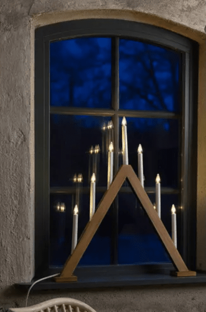 Ariele Marrón claro De Markslöjd - Col&oacute;calo en una ventana o en un banco lateral para crear un ambiente acogedor en casa durante la temporada navide&ntilde;a.