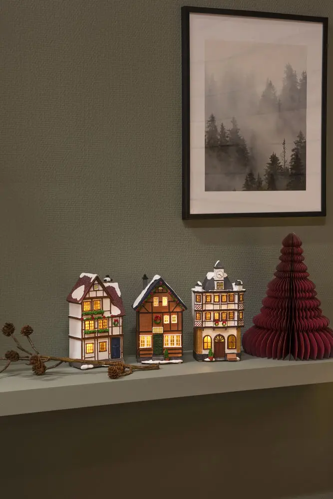 3 Casas Pequeñas Marrón De Konstsmide - Tiempo de combusti&oacute;n de hasta 62 horas con funcionamiento a bater&iacute;a.