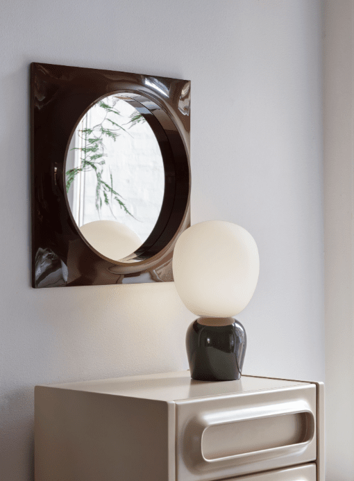 Buddy 34cm Verde lámpara de mesa De Belid - Con su luz uniforme y su sofisticado dise&ntilde;o, Buddy se integra armoniosamente en cualquier hogar: una compa&ntilde;era que irradia luz y car&aacute;cter durante generaciones.
