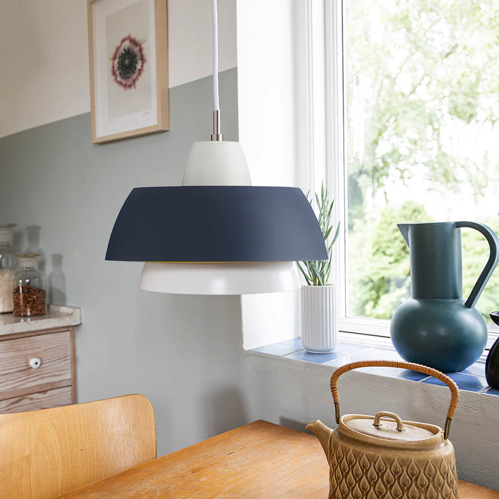 Trio Ø28 Gris oscuro Lámpas de techo De Superliving - Con la fuente de luz LED de su elecci&oacute;n obtendr&aacute; una luz suave sobre la mesa.