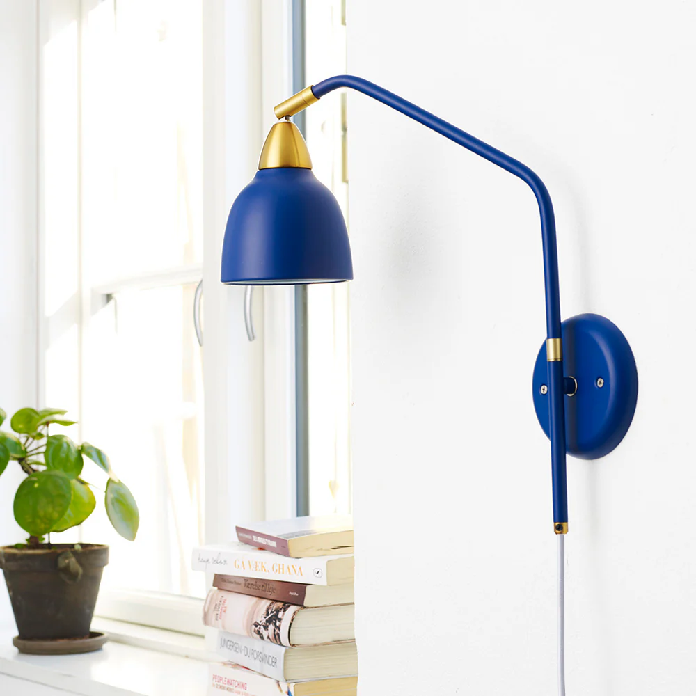 Urban 40cm Azul lámpara de pared De Superliving - Los elegantes detalles de perla y el acabado azul oscuro mate crean una apariencia sofisticada que es perfecta para el dormitorio, la sala de estar o el rinc&oacute;n de lectura.