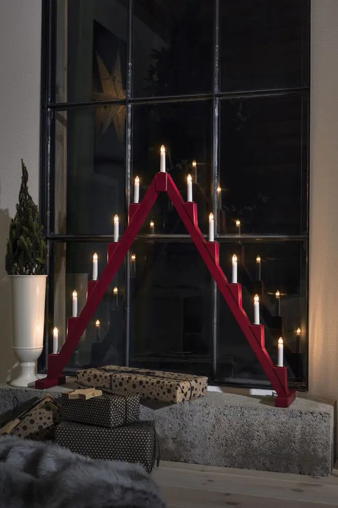 Candelabra 11 Lights ROJO De Konstsmide - Candelabro el&eacute;ctrico plegable con 11 velas, fabricado en madera lacada en rojo, decorado con aros de lat&oacute;n alrededor de cada vela para un toque elegante.
