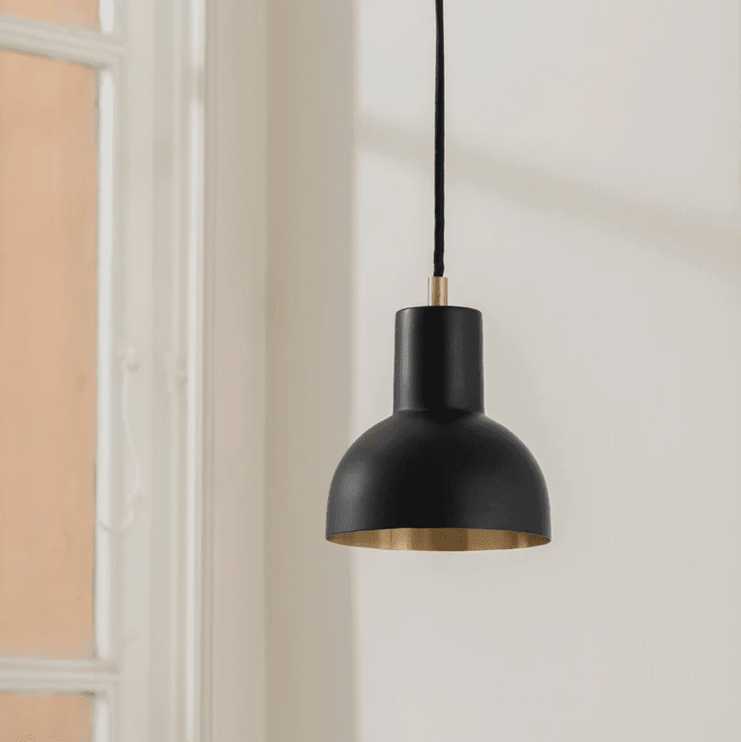 Mini Ø14 Negro Lámpas de techo De H. Skjalm P - Mini colgante realizado en metal negro mate con interior en color dorado y detalles en latón.