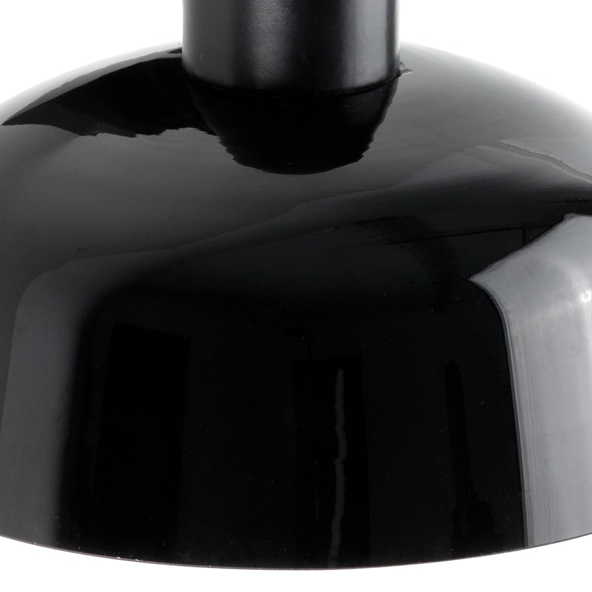 Tatawin Ø18 Negro Lámpas de techo De Faro Barcelona - Tatawin es una l&aacute;mpara de techo con estructura negra y pantalla met&aacute;lica negra que emite una luz direccional y atmosf&eacute;rica.