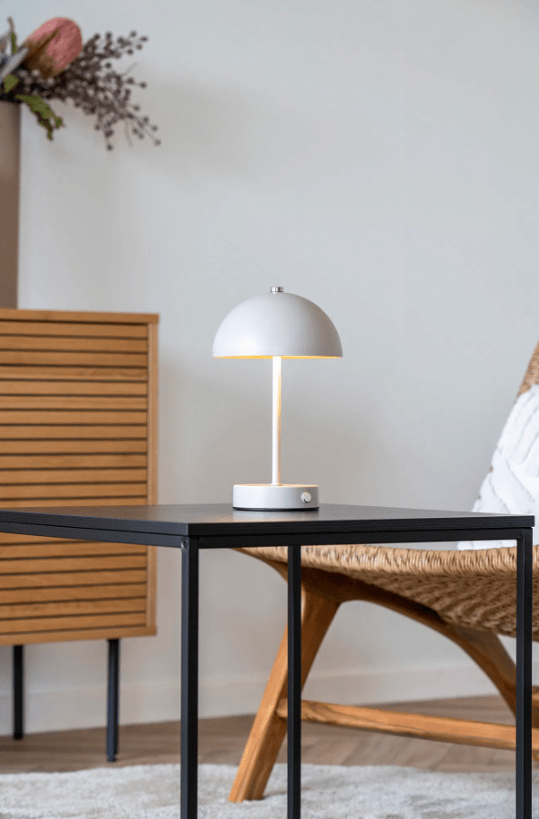 Holt LED 25cm Arena portátil De House of Nordic - De klassiska formen i s&auml;ndf&auml;rgad metall med silvriga detaljer bidrar med en harmonisk atmosf&auml;r till rummet.