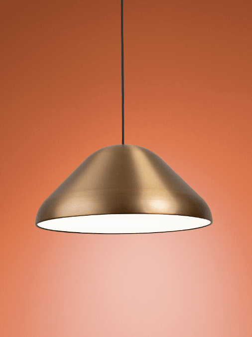 Enna Ø43 Latón Lámpas de techo De Airam - La l&aacute;mpara colgante grande y redondeada hecha de metal con acabado de lat&oacute;n se adapta a muchos estilos de interior y como l&aacute;mpara de mesa de comedor.