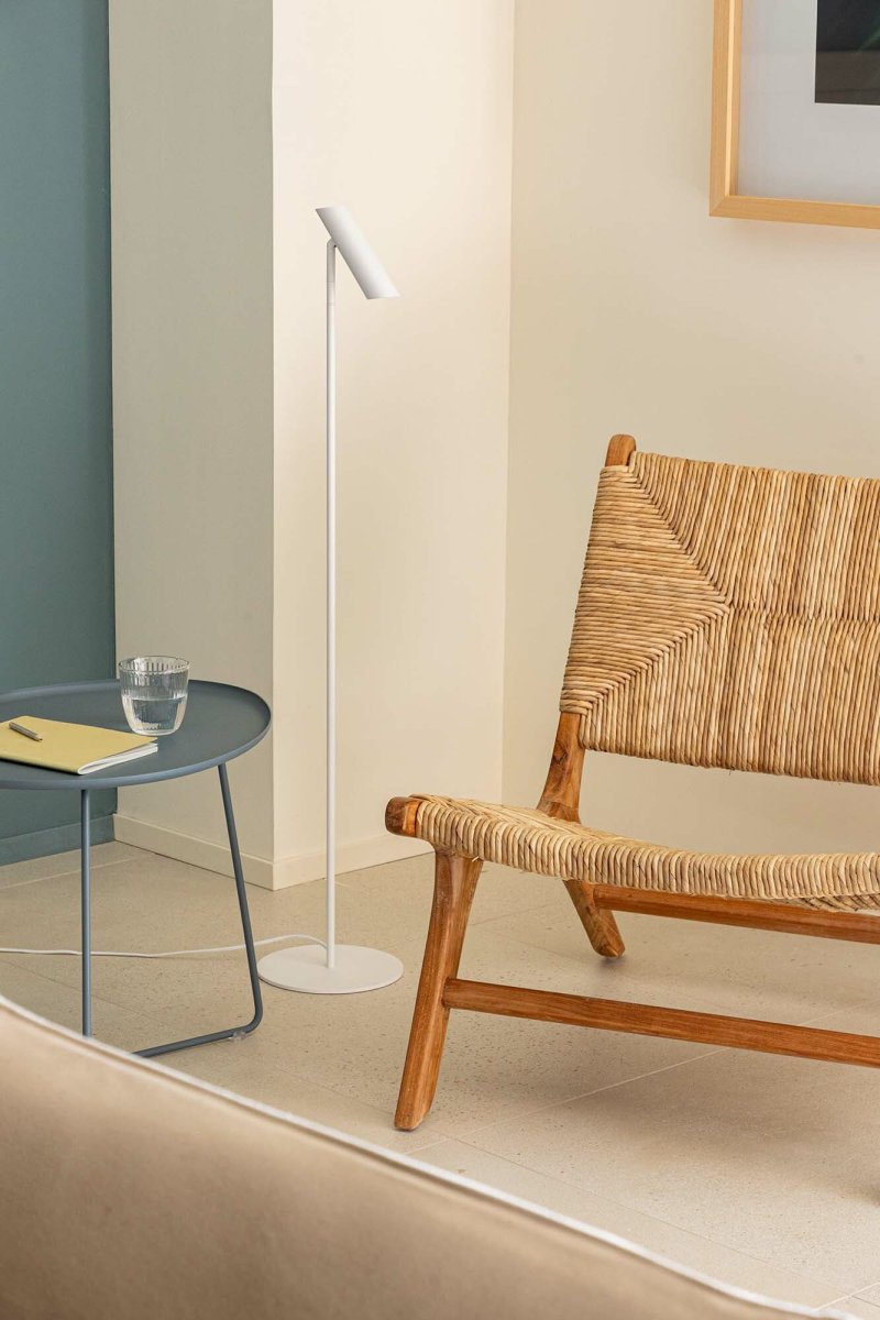 Leo Blanco lámpara de pie De Faro Barcelona - Leo es una l&aacute;mpara de pie blanca con LED integrado que combina versatilidad y dise&ntilde;o moderno.