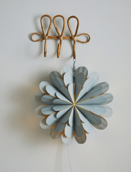 Marigold Ø45 Gris De Markslöjd - Estrellas de cal&eacute;ndula crecen 45 cm es una flor de Pascua colgante que a&ntilde;adir&aacute; un toque moderno y elegante a tu decoraci&oacute;n navide&ntilde;a.