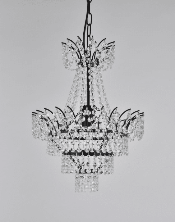 Estelle Ø35 Negro cristal De Norrsken Design - La lámpara de araña de cristal Estelle en color negro combina un glamour atemporal con un acabado cromado moderno para lograr una impresión impactante.