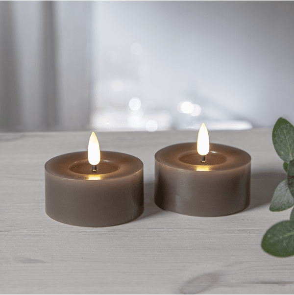 LED Vela Tipo Tealight Flamme Flow Marrón De Star Trading - La l&aacute;mpara tiene un hueco brillante debajo de la misma, esta superficie parece cera l&iacute;quida, que junto con la l&aacute;mpara de llama realista en luz blanca c&aacute;lida hace que la luz sea a&uacute;n m&aacute;s realista.