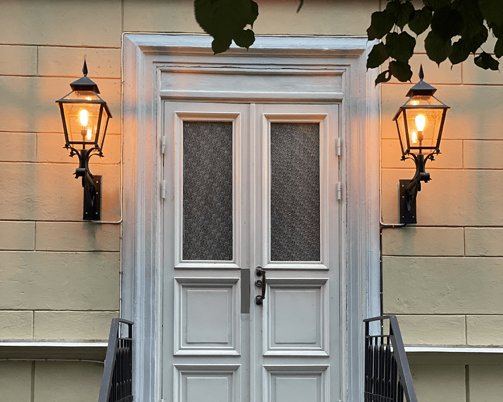 Eriksberg Cobre oxidado lámpara de exterior De Westal - La linterna tiene una parte inferior hecha de hierro forjado negro antiguo y una parte superior hecha de cobre oxidado pesado, lo que le da un dise&ntilde;o elegante y atemporal.