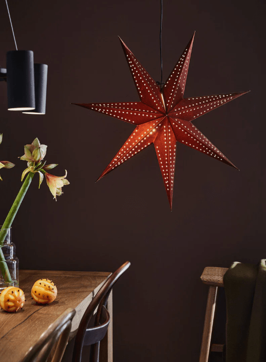 Embla Ø75 Marrón De Markslöjd - Embla Velvet Star Brown 75 cm es una estrella de papel dramática y elegante con una superficie de terciopelo marrón.