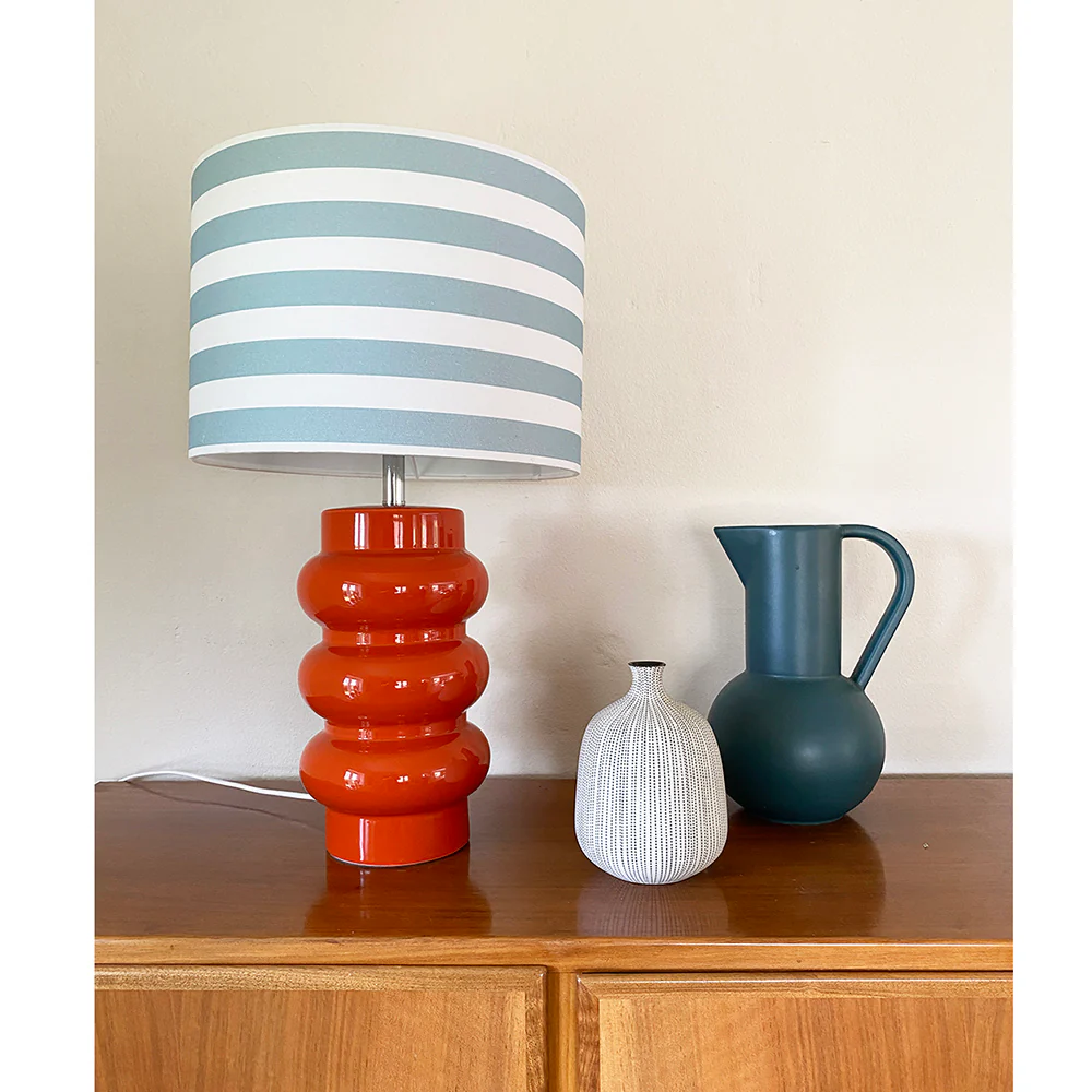 Lyon 56cm Naranja lámpara de mesa De Superliving - Perfecta como detalle decorativo en la sala de estar, el dormitorio o el pasillo, esta l&aacute;mpara no es solo una fuente de luz, sino un detalle interior con car&aacute;cter que difunde luz y alegr&iacute;a.