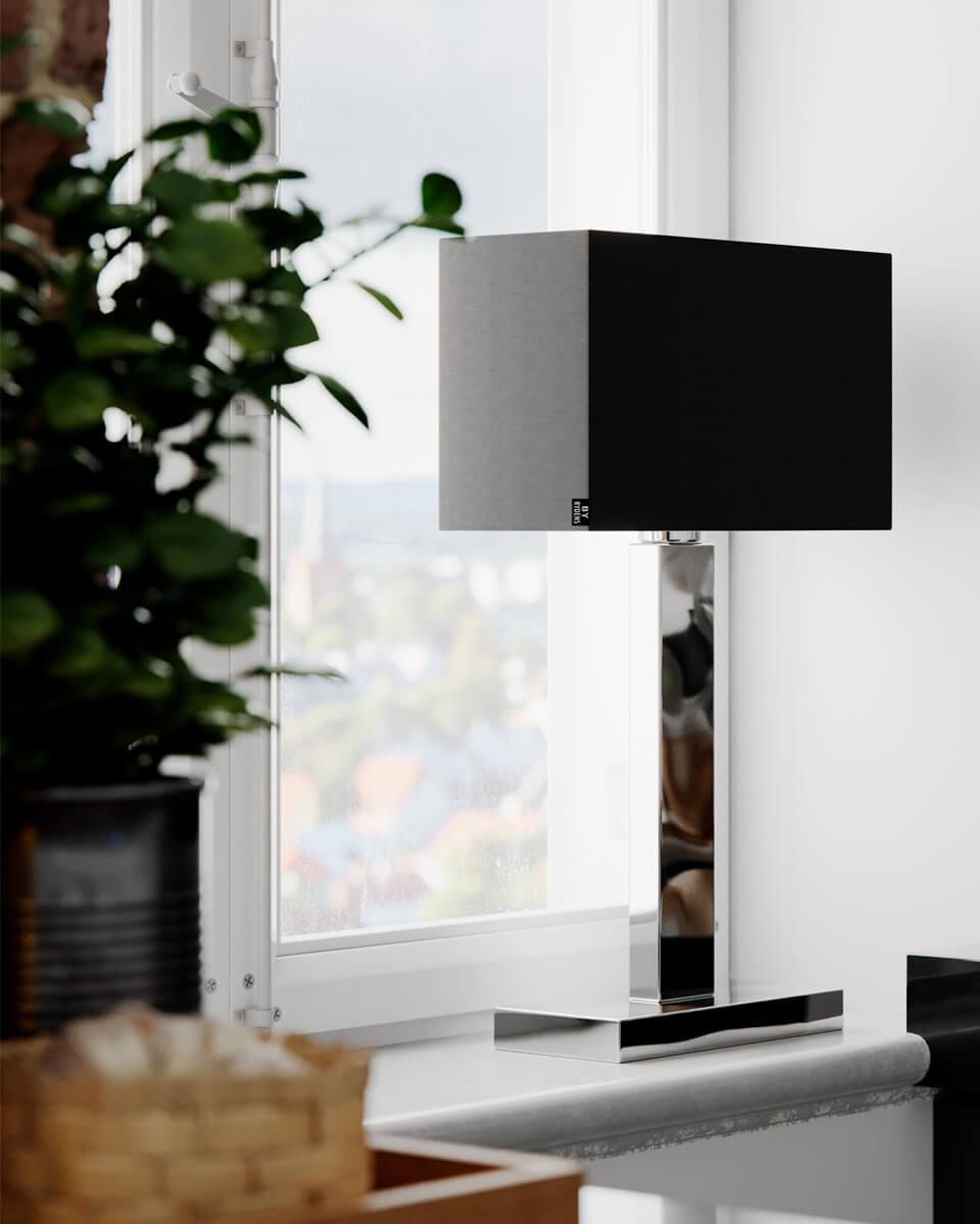 Prime 47cm Cromo lámpara de mesa De By Rydéns - Descubre las posibilidades de la l&aacute;mpara de mesa de metal Prime con pantalla de tela y crea un efecto encantador en tu ventana con su elegante dise&ntilde;o e iluminaci&oacute;n sutil.
