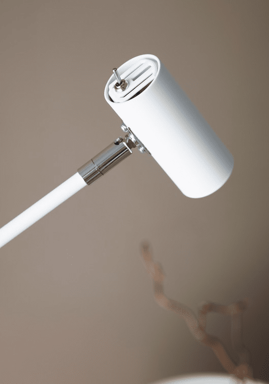 Cato Regulable Blanco mate lámpara de pie De Belid - Con ajuste de altura entre 100 y 134 cm, una pantalla de 4 cm de di&aacute;metro y una robusta base de 20 cm, Cato combina a la perfecci&oacute;n forma y funcionalidad.