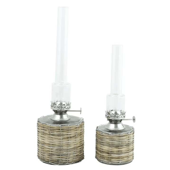 Basket-style kerosene lamp small Marrón De Strömshaga - Lámpara de queroseno de vidrio recto con cesta tejida y quemador de níquel.