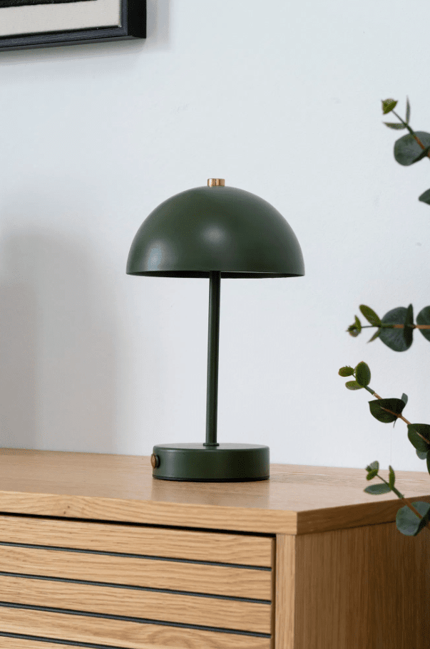 Holt LED 25cm Verde portátil De House of Nordic - De klassiska formen i gr&ouml;n metall med detaljer i m&auml;ssing bidrar med en harmonisk atmosf&auml;r till rummet.