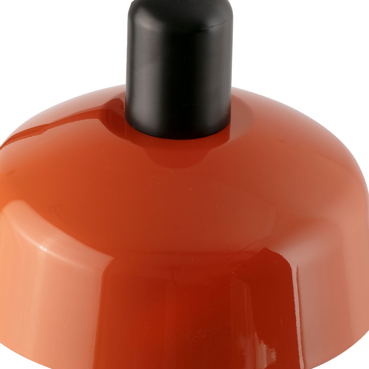 Tatawin Ø25 Rojo anaranjado Lámpas de techo De Faro Barcelona - Tatawin es una l&aacute;mpara de techo con estructura negra y pantalla met&aacute;lica rojiza que emite una luz direccional y atmosf&eacute;rica.