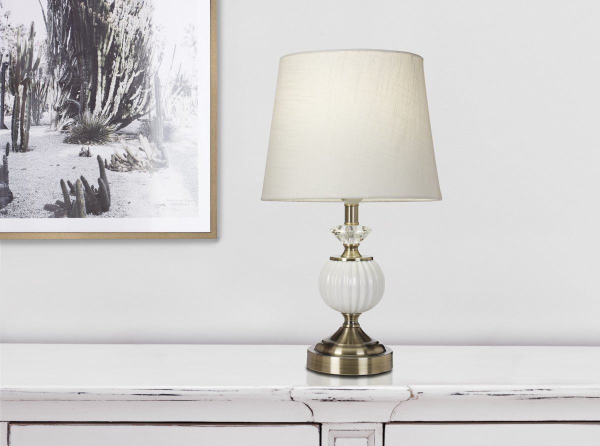 Siv 43cm Blanco lámpara de mesa De Cottex - Esta lámpara hecha de cerámica blanca y metal de color latón antiguo irradia un encanto clásico.