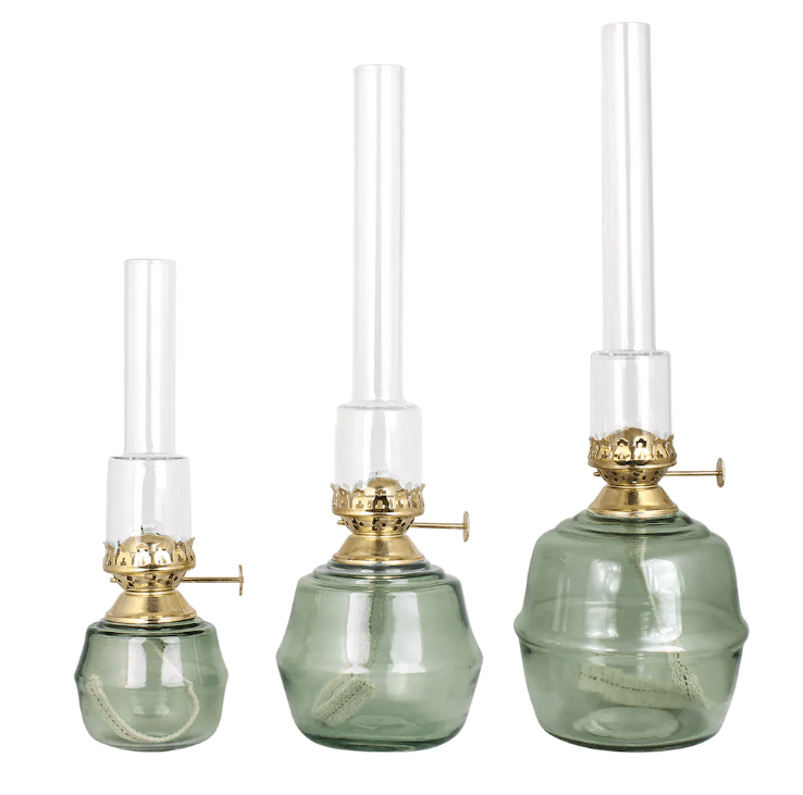 Kerosene Lamp Majken Small Verde De Strömshaga - Tubos de quemador fabricados en vidrio transparente y quemadores de lat&oacute;n.