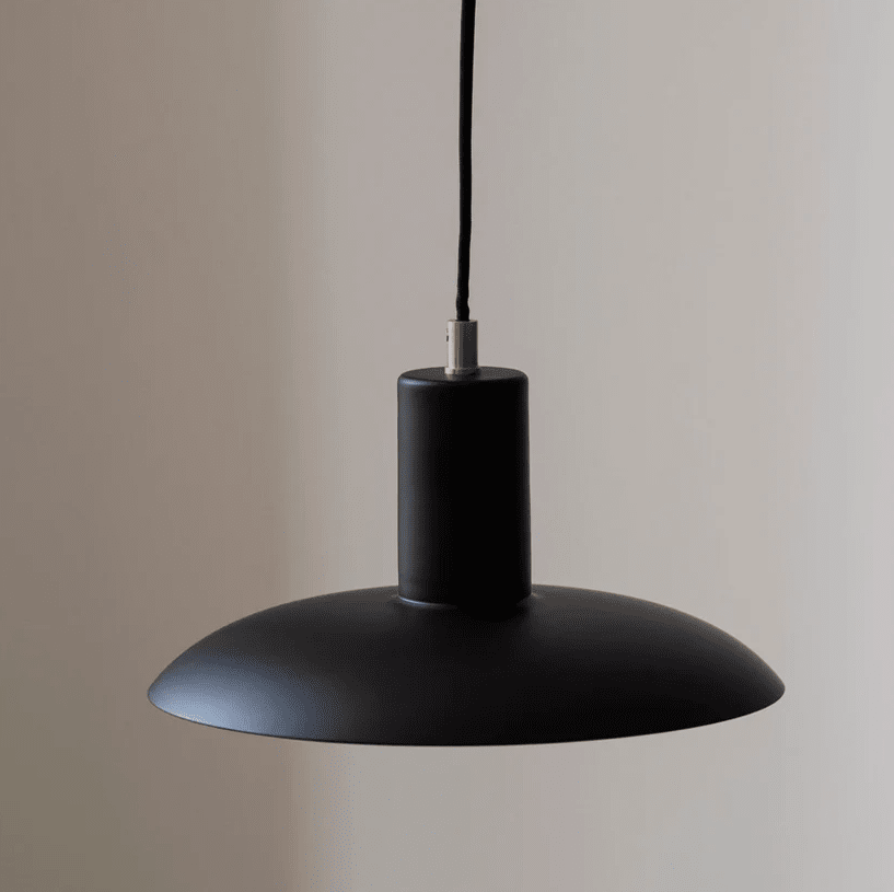 Vega Ø25 Negro Lámpas de techo De H. Skjalm P - La lámpara colgante Vega es una elegante lámpara realizada en metal negro mate con detalles en latón que emite una luz amplia y suave, creando un ambiente cálido y acogedor.