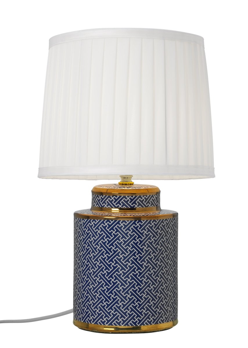 Maze 40cm Azul lámpara de mesa De Cottex - La l&aacute;mpara de mesa de cer&aacute;mica Maze presenta un elegante patr&oacute;n azul y blanco con exclusivos detalles dorados que le dan un toque sofisticado.