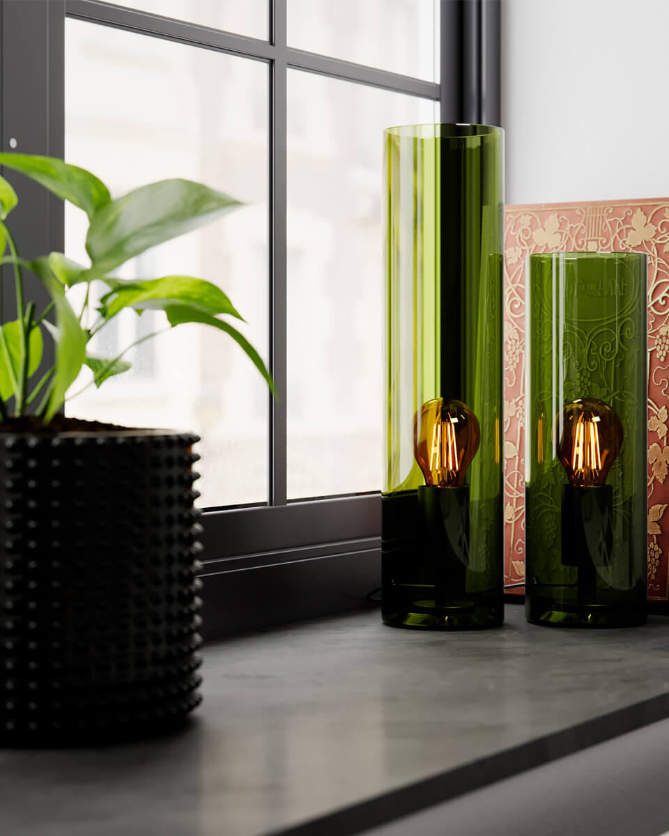 Flake 30cm Verde lámpara de mesa De By Rydéns - Con su elegante cristal cil&iacute;ndrico y disponibilidad en colores de moda como el &aacute;mbar oscuro y el verde, adem&aacute;s del blanco, Flake es la l&aacute;mpara perfecta para aportar estilo y ambiente a tu hogar.