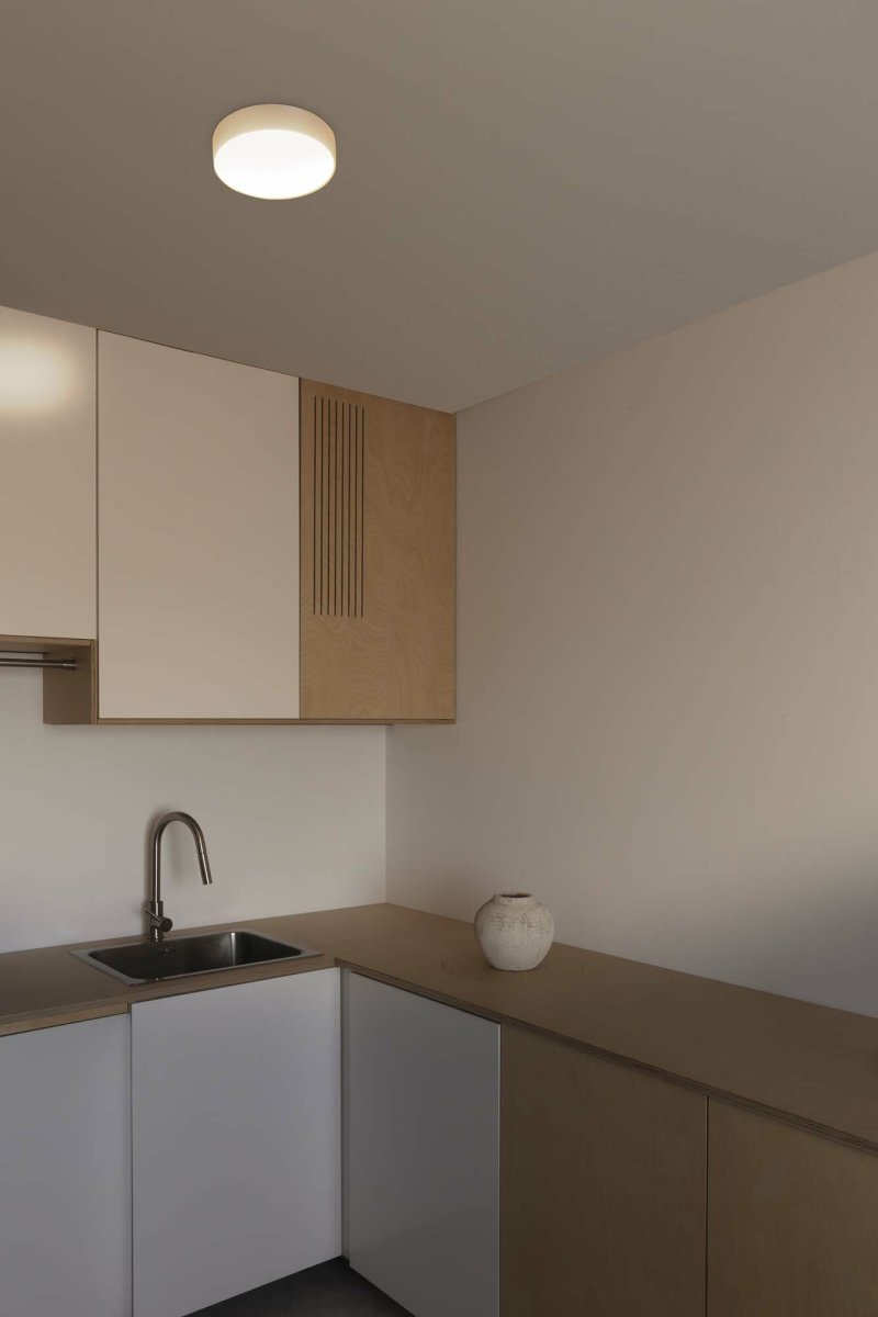 Aris Ø20 Blanco plafón De Faro Barcelona - Con una temperatura de color de 2700 K, emite una luz c&aacute;lida y agradable, creando un ambiente acogedor, ideal para salones, dormitorios y cocinas.