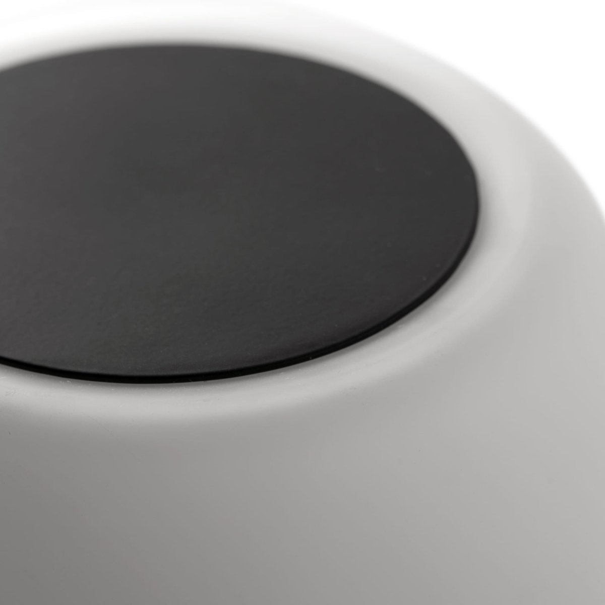Moy 13cm Negro lámpara de mesa De Faro Barcelona - Moy es una elegante l&aacute;mpara de mesa redonda de acero negro y cristal blanco que proporciona una luz uniforme y agradable, perfecta para salones y espacios p&uacute;blicos.
