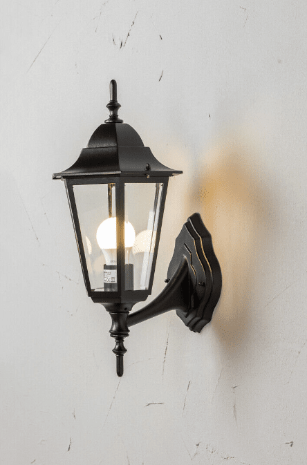 Kartano Negro lámpara de exterior De Airam - La l&aacute;mpara de pared Kartano Up se adapta a un entorno de casa peque&ntilde;a tradicional.