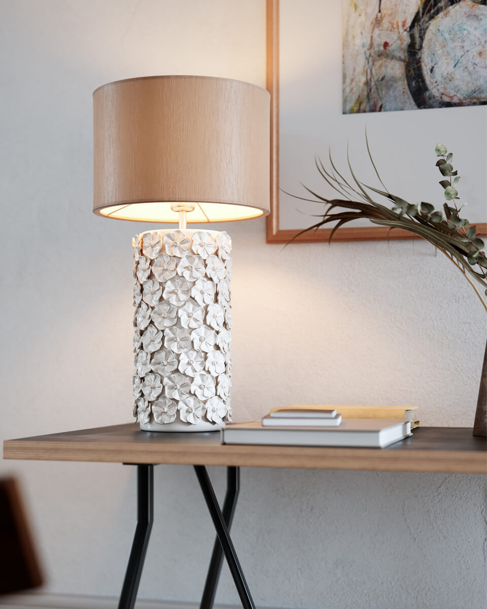 Fiore 55cm Beige lámpara de mesa De By Rydéns - La l&aacute;mpara de mesa Fiore es una l&aacute;mpara de mesa que realzar&aacute; tu hogar con su belleza atemporal.