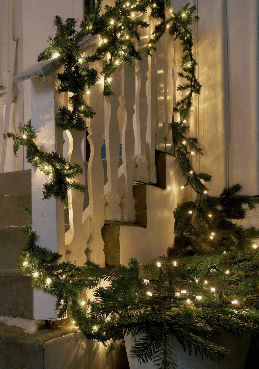 Garland 500cm Verde De Markslöjd - Esta elegante cadena de luces con guirnalda hecha de material similar al abeto cuenta con 80 luces LED de bajo consumo (7 cm de espacio entre cada luz) y es perfecta para crear una atm&oacute;sfera acogedora y atmosf&eacute;rica.