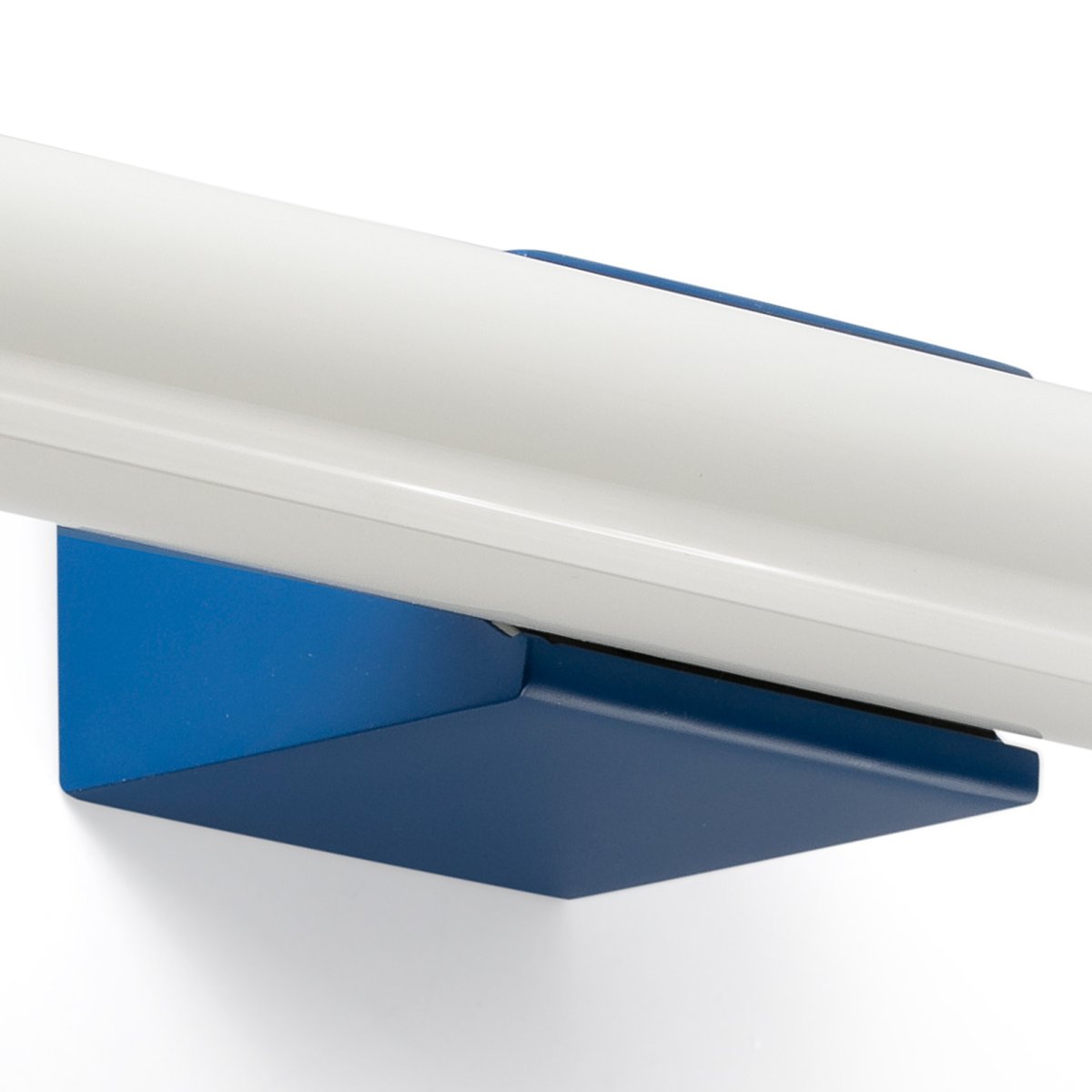 Calma 50cm Azul lámpara de baño De Faro Barcelona - Calma es una l&aacute;mpara de pared azul ideal para la iluminaci&oacute;n general de cocinas, pasillos o zonas de paso.
