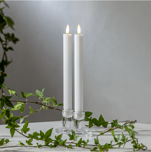 LED Vela Cónica Flamme Stripe Blanco De Star Trading - Pack de 2 velas antiguas blancas de la serie Flamme Stripe fabricadas en cera con superficie acanalada.