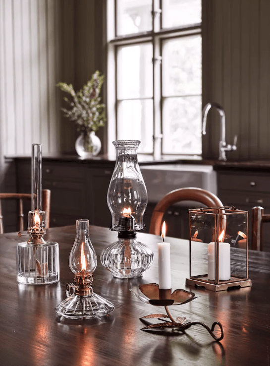 Kerosene lamp with handle Transparente De Strömshaga - Estuche de vidrio transparente para aceite con patr&oacute;n grabado y quemador de lat&oacute;n.