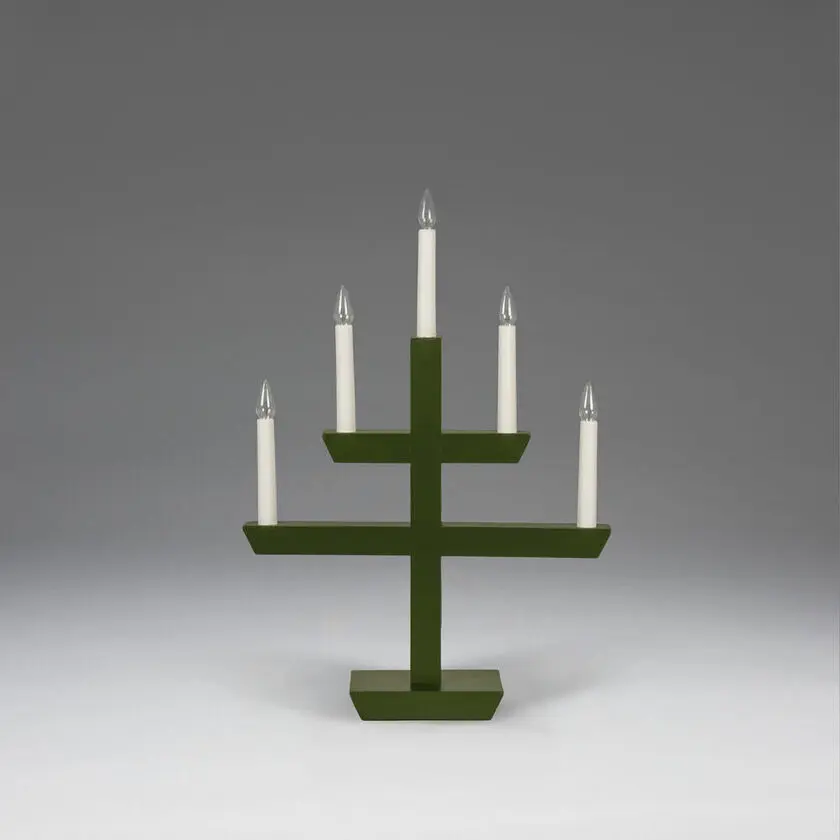 Wooden Candelabra 5 Lights Verde oscuro De Konstsmide - La combinaci&oacute;n del tacto cl&aacute;sico de la madera y su forma moderna lo convierten en un elegante complemento para cualquier hogar.