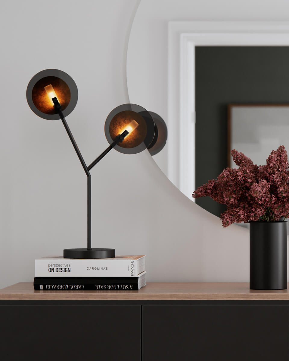 Turno 60cm Negro lámpara de mesa De By Rydéns - Como la lámpara de mesa Turno no tiene parte trasera, puedes elegir si quieres que las fuentes de luz alojadas en un tubo de cristal esmerilado sean el foco o si prefieres que estén ocultas y en la parte trasera.