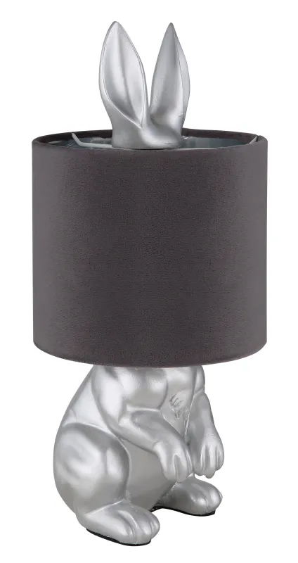 Rabbit 40cm Plata lámpara de mesa De Globo Lighting - Med en silverf&auml;rgad kaninfigur som bas och en elegant gr&aring; sammetsk&auml;rm kombinerar den lekfull design med sofistikerad stil.