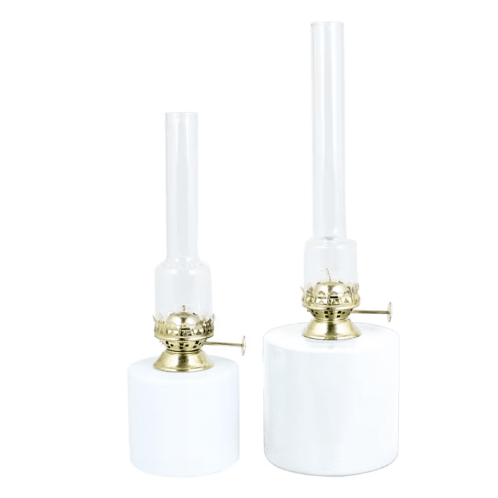 Kerosene Lamp Straight small Blanco De Strömshaga - L&aacute;mpara de queroseno de l&iacute;neas rectas fabricada en pl&aacute;stico blanco con detalles en lat&oacute;n.