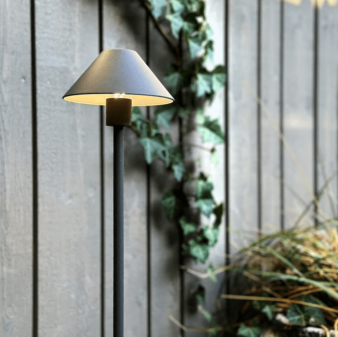 Apollo Flex Gris oscuro De Lightson - Apollo Flex &auml;r perfekt f&ouml;r dig som &auml;lskar skandinavisk design och letar efter en n&auml;ttare lampa till din kruka, rabatt eller g&aring;ng.