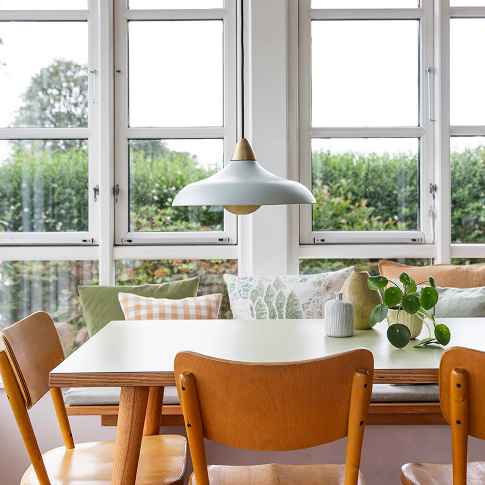Urban Wide Ø36 Verde claro Lámpas de techo De Superliving - Embellece tu hogar con la moderna l&aacute;mpara colgante Urban Wide, una elegante combinaci&oacute;n de un acabado verde claro mate y elegantes detalles de lat&oacute;n.